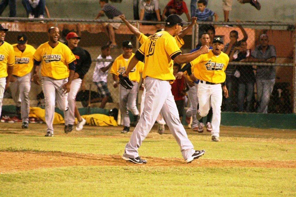 José Monegro  encabeza la celebración de los Arroceros después de sacar el último out